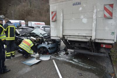 Esslingen-Weil: Pkw faehrt unter LKW - Fahrer verletzt